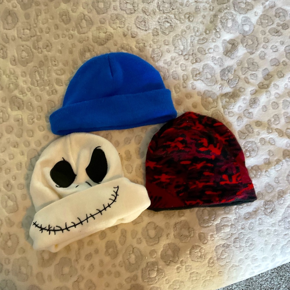 Youth UNISEX beanies winter hats 3PC bundle white red camo & blue ONE SIZE fits